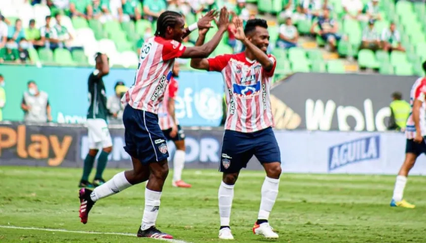 Didier Moreno celebrando el gol del empate con Luis 'Cariaco' González.