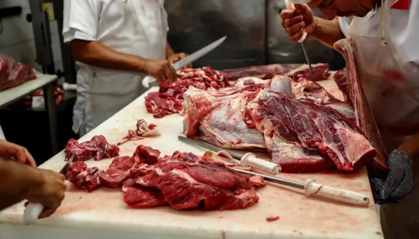 Carniceros mientras preparan cortes de carne ayer en un mercado del centro de Sao Paulo (Brasil). 
