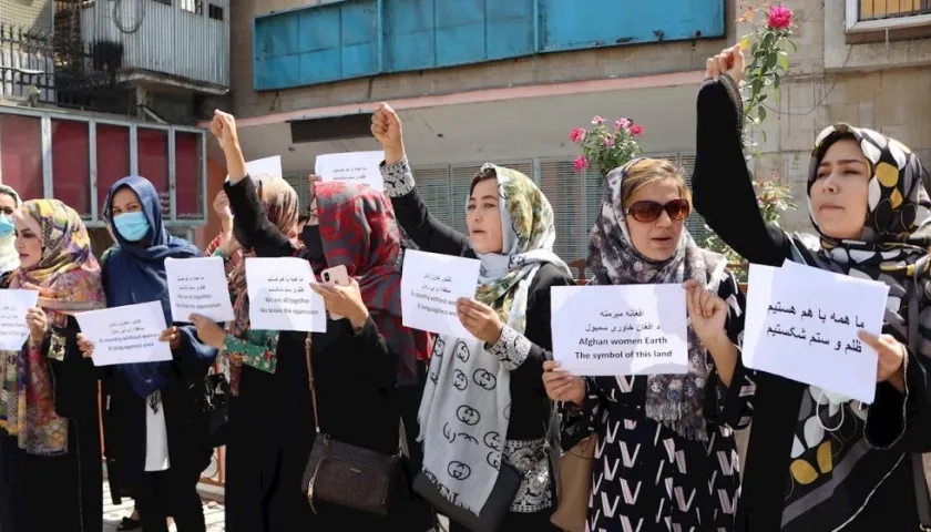 Las afganas realizaron una marcha desde el Ministerio de Relaciones Exteriores hacia las puertas del Palacio Presidencial, para ser escuchadas.