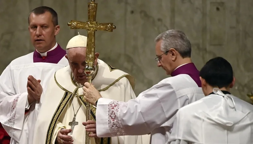 El Papa Francisco en la Basílica de San Pedro durante la bendición Urbi et Otbi.