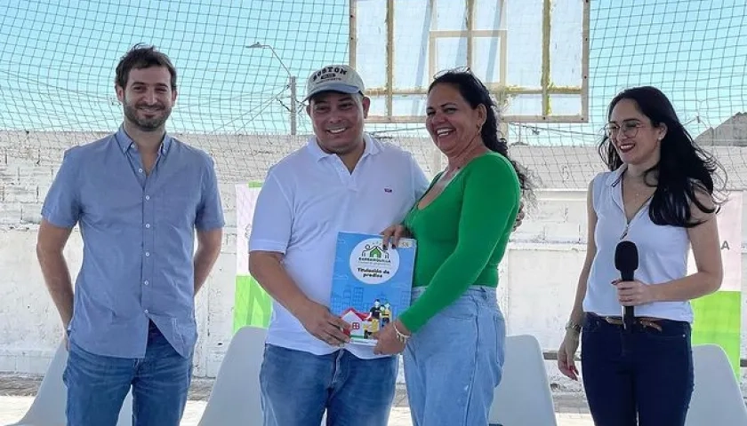 Alfredo Carbonell, Diana Mantilla y Juan Carlos Ospino con una nueva propietaria de Las Malvinas.