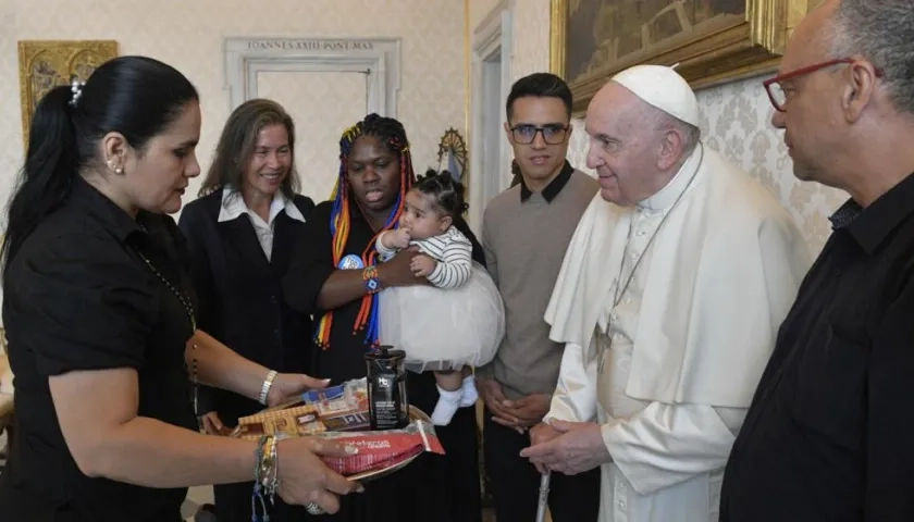 Miembros de la Mesa y el Papa Francisco.