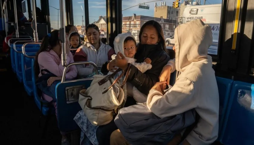 La venezolana Aurimar Medina viaja en autobús con su bebé en Nueva York.