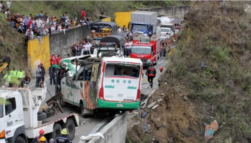 El bus de Transipiales minutos después de ser rescatado del abismo en el que cayó.