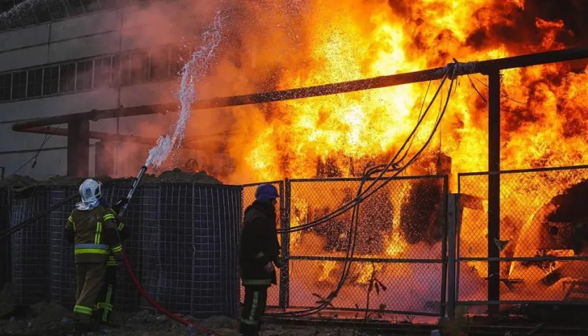 Técnicos de los servicios de emergencia atienden un incendio después de un bombardeo en Kiev este martes.
