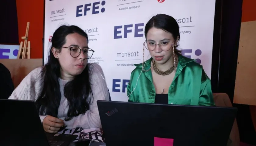 Participantes del Festival Gabo 2022 trabajan en el encuentro 'Hackathon' por un periodismo por la paz hoy, en Bogotá 