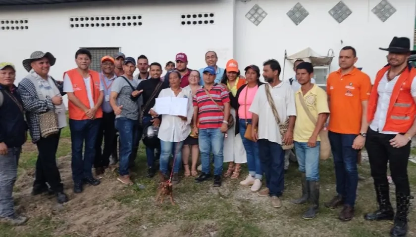 La delegación del gobernador del Magdalena, Carlos Eduardo Caicedo, con voceros del bloqueo.