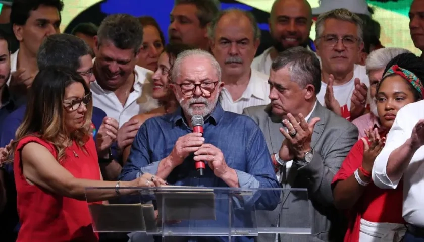 Luiz Inácio Lula da Silva ofrece un discurso esta noche luego de ganar la Presidencia de Brasil. A su lado su esposa Janja.