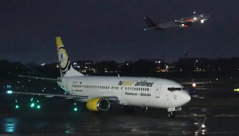 El avión de la aerolínea Turpial a su llegada al aeropuerto Eldorado.