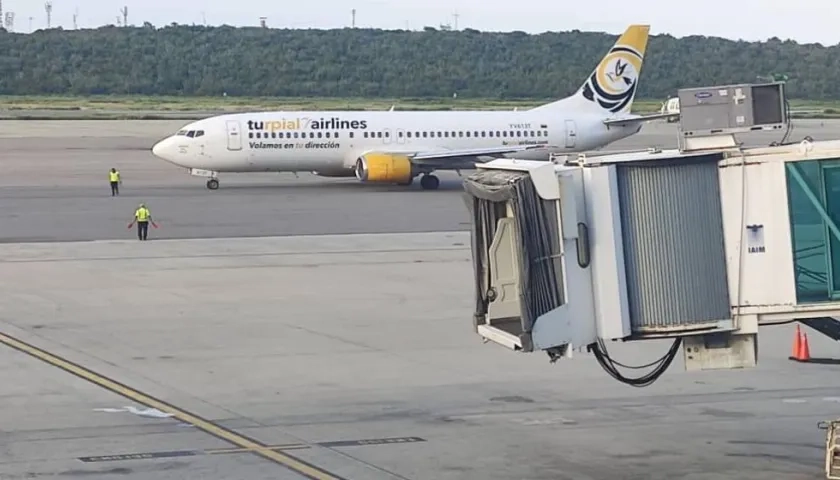 El avión de Turpial Airlines iniciando el rodaje de la pista en Caracas.