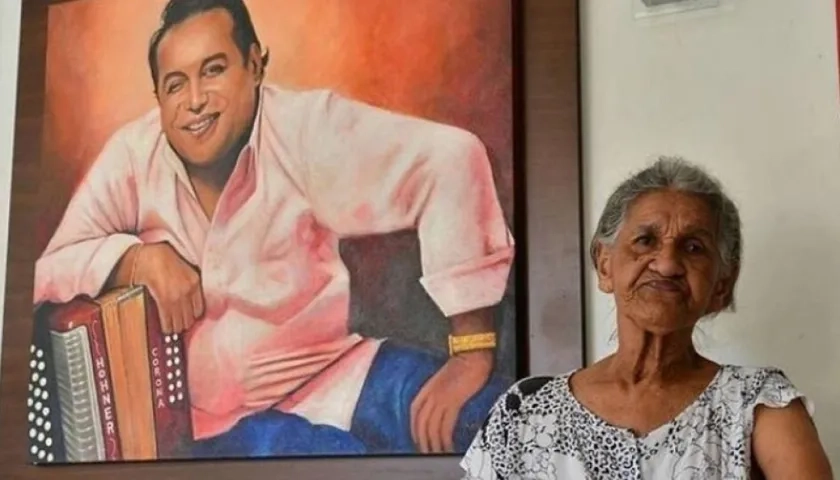 'Mama Vila' al lado de un cuadro de su hijo Diomedes Díaz.