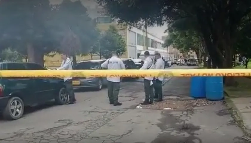 La Policía Judicial en el sitio del atentado en el norte de Bogotá.
