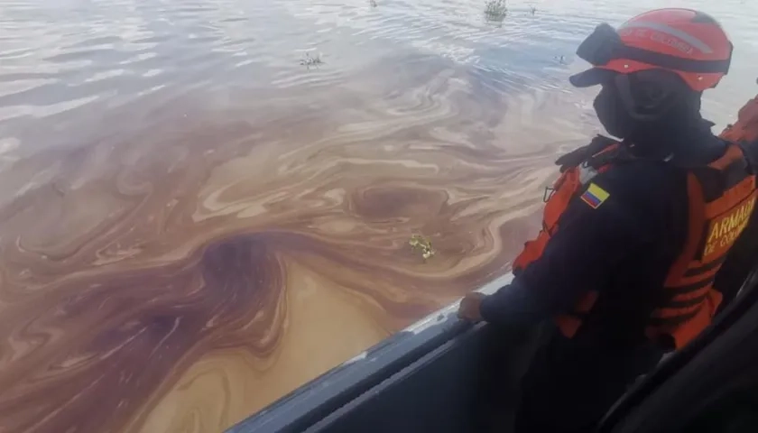La mancha de aceite en el río.