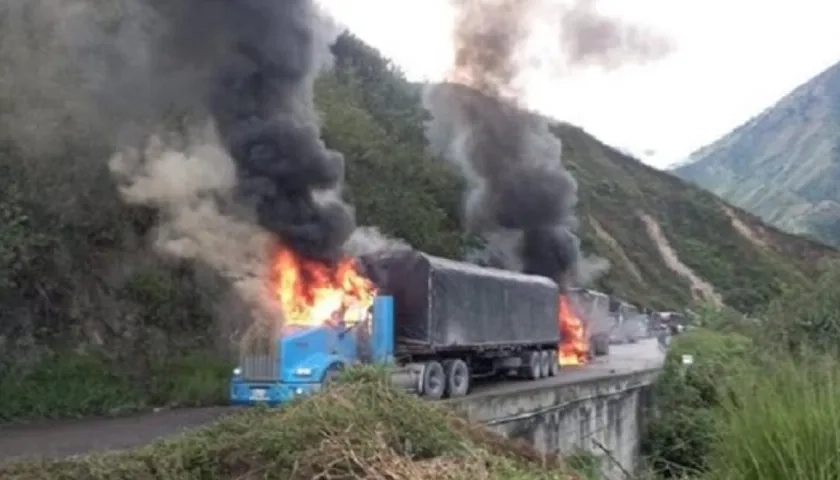 Varios de las tractomulas quemadas este lunes en carreteras de Norte de Santander.