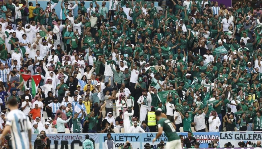 Hinchas de Arabia Saudita celebran en las tribunas. 
