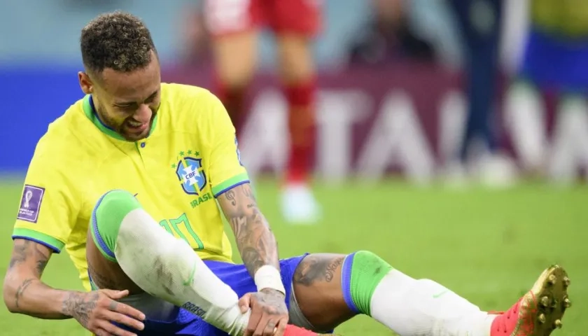 Neymar saló por lesión en el partido contra Serbia. 