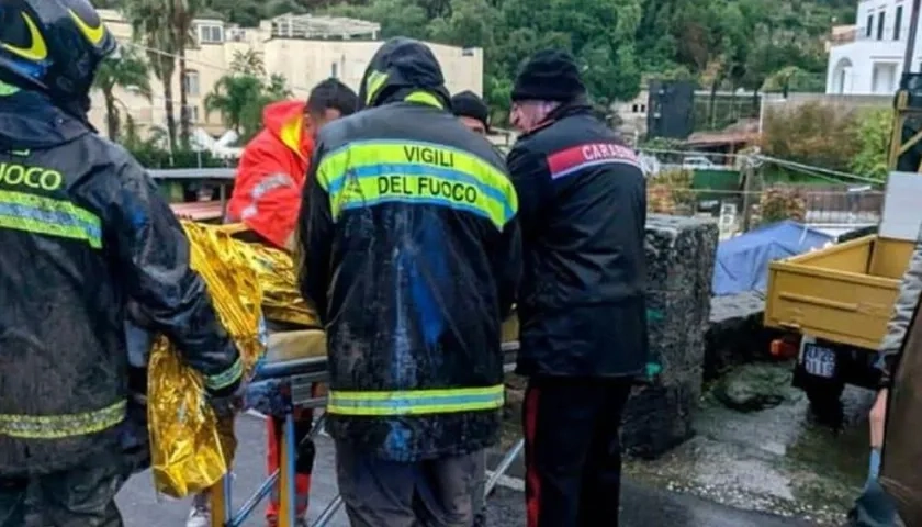 Socorristas en la zona de desastre en Ischia, Italia.