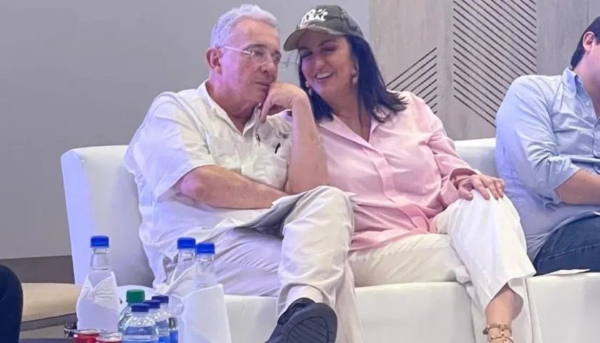 Álvaro Uribe y María Fernanda Cabal, durante el foro.