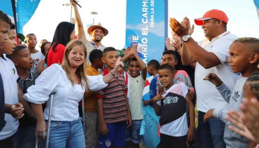 La gobernadora Elsa Noguera rodeada de niños que desde ayer disfrutan el Parque El Carmen de Candelaria.
