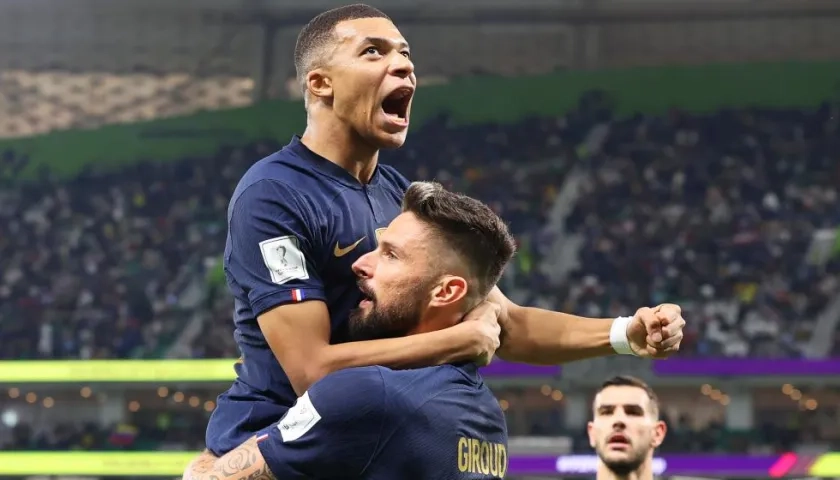 Kylian Mbappé y Olivier Giroud festejan el primer gol de Francia. 