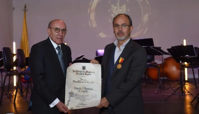 David García Rodríguez recibió la distinción de manos de Manuel Leal Angarita