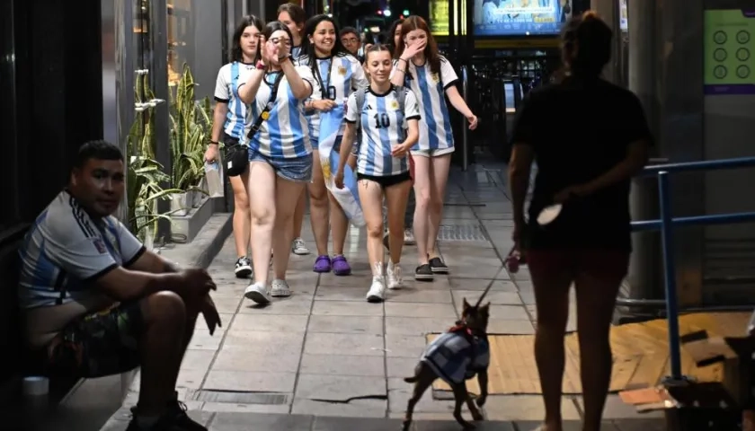 Hinchas de la selección argentina salen a las calles a celebrar luego del triunfo de su selección contra Países Bajos .