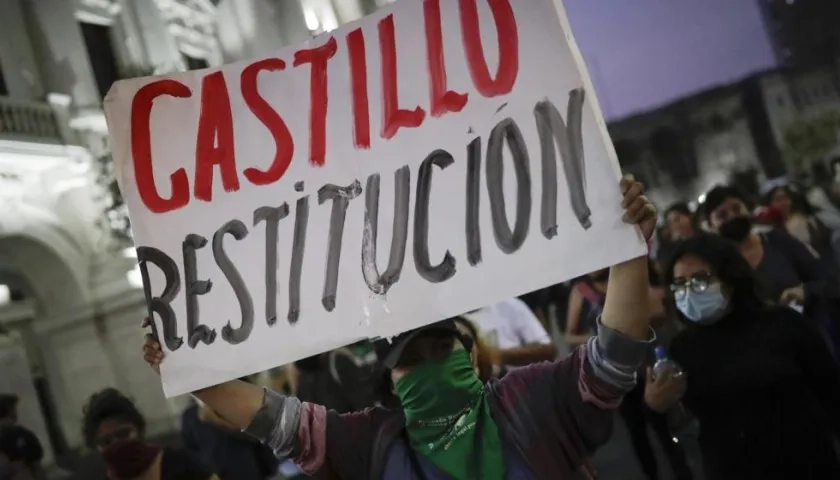 Seguidores del destituido presidente Pedro Castillo se concentraron este jueves en la Plaza San Martín, Lima.