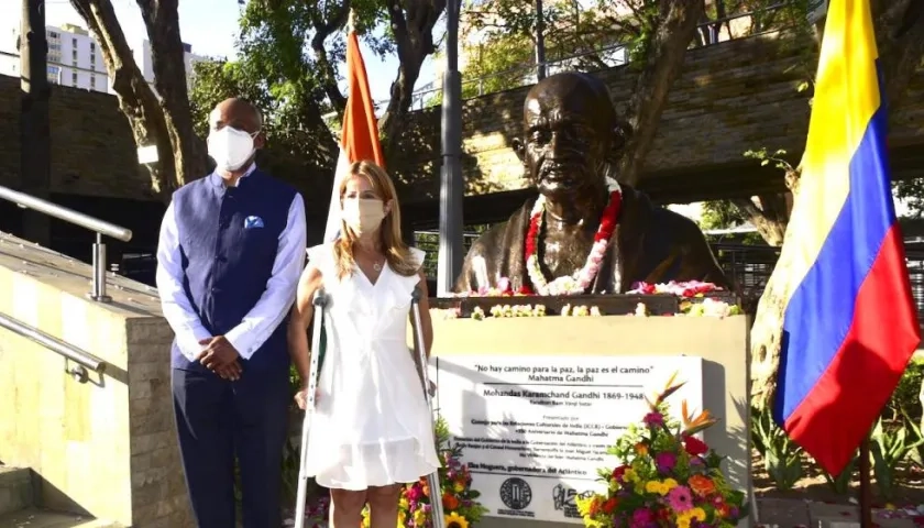 El Embajador de la India, Sanjiv Ranjan, y la Gobernadora Elsa Noguera, durante la develación del busto.