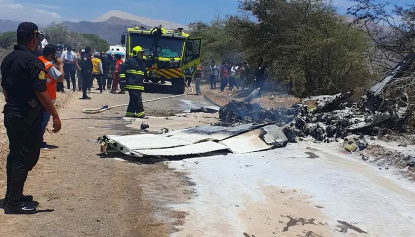 Restos de la avioneta que se accidentó hoy en la región de Ica en Perú.