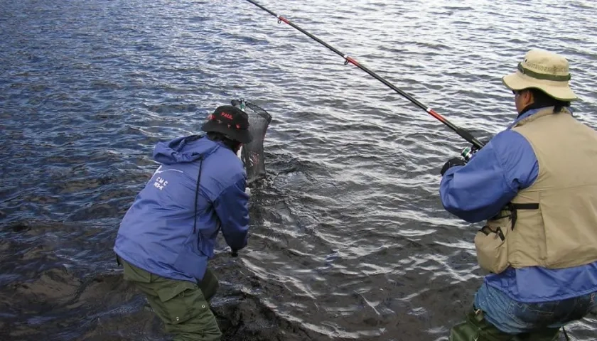 La prohibición de pesca deportiva empezará a regir en un año.