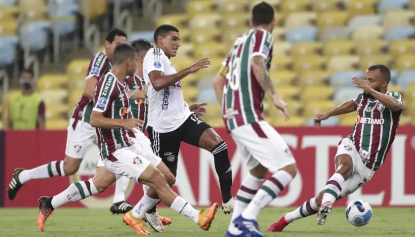 Gabriel Fuentes rematando al arco de Fluminense.
