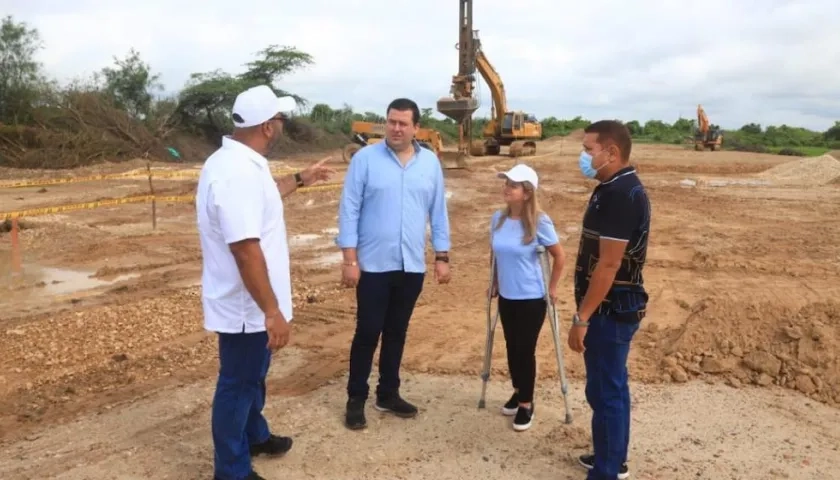 La Gobernadora Elsa Noguera visitando el sitio de las obras.