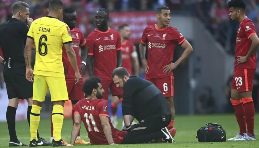 Mohamed Salah, tendido en el suelo, lesionado. 