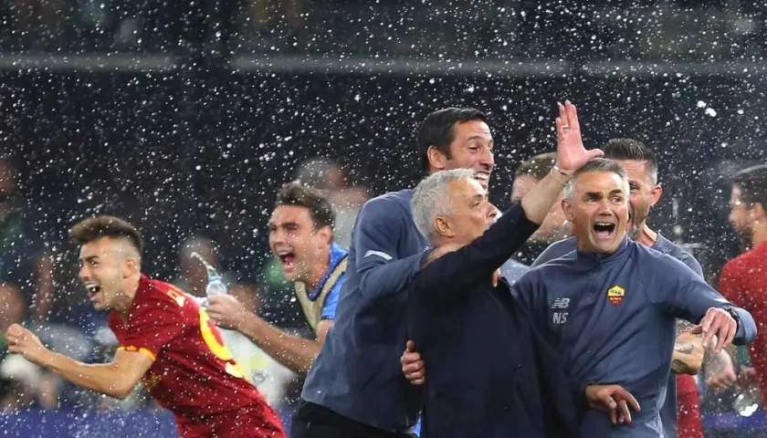José Mourinho celebra el título. 