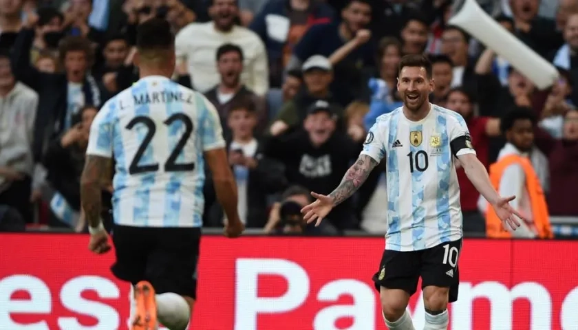 Lionel Messi celebra con Lautaro Martínez. 