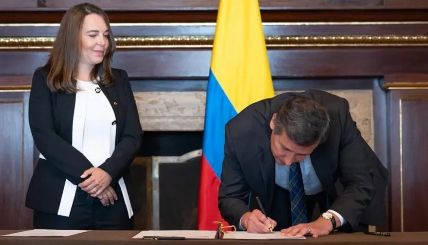 Cécile Lavergne recibiendo la nacionalidad colombiana.