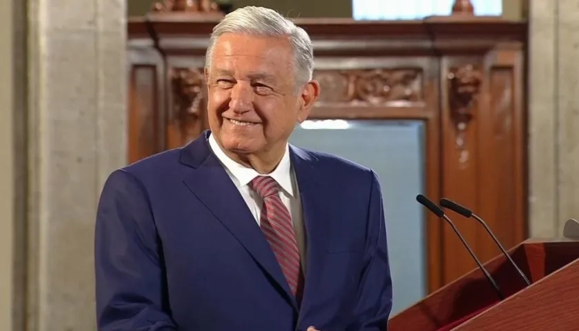 El presidente de México, Andrés Manuel López, sonríe mientras escucha La Pollera Colorá.