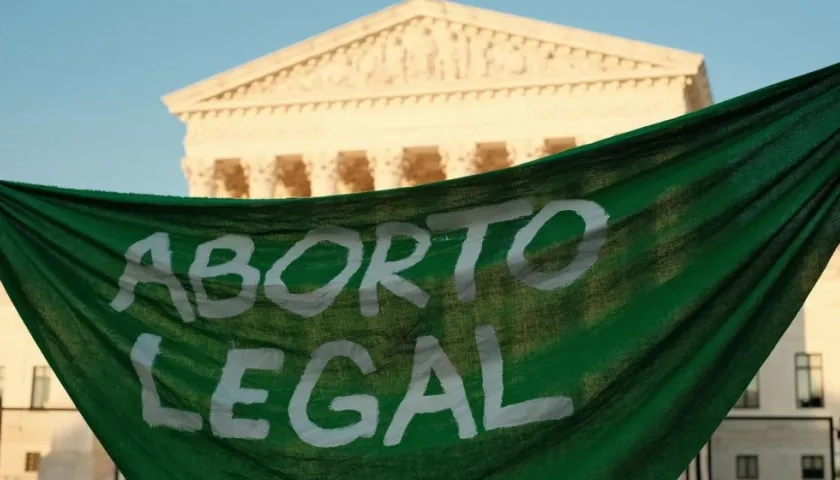 “Aborto legal” se lee en un pasacalle en frente del Tribunal Supremo, en Washington .