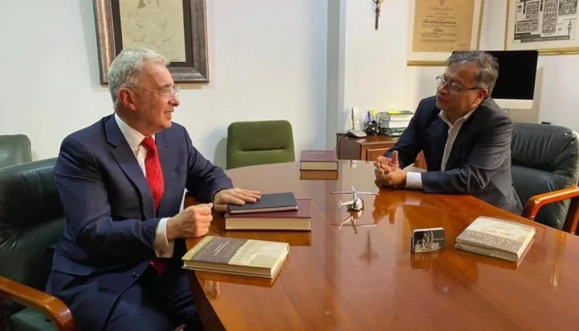 Álvaro Uribe y Gustavo Petro reunidos.
