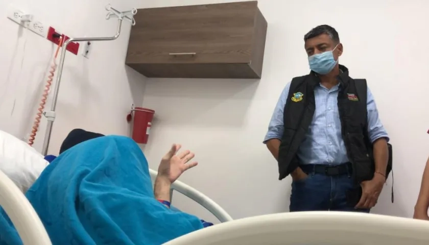 Wilson Llanos Ballesta visitando a una usuaria en una clínica de Barranquilla.