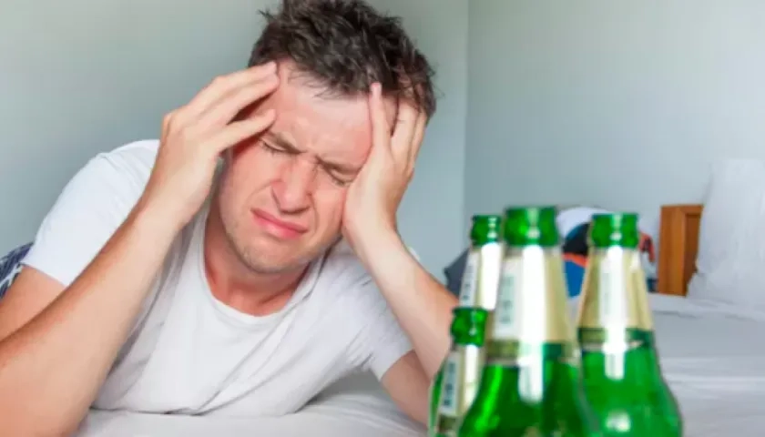 Dolor de cabeza y mareos son algunos de los síntomas del guayabo por alcohol. 