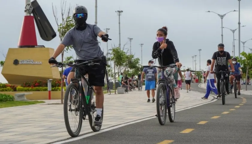Recorrer el Gran Malecón a pie, en patines o en bicicleta es una muy buena terapia.