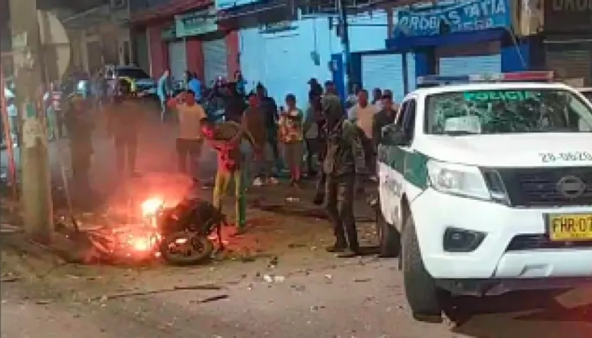 Momentos después de haber detonado la moto con explosivos al paso de una patrulla en El Bordo.
