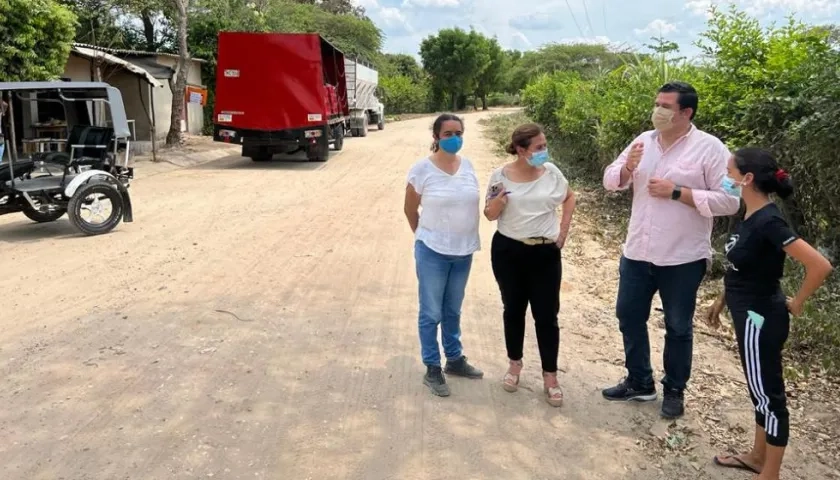 El Alcalde Gustavo De la Rosa visita la vía a pavimentar