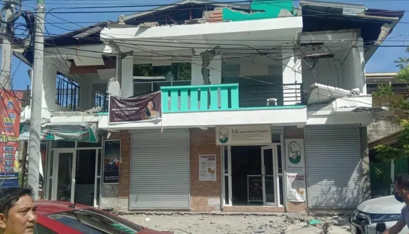 Una casa de dos pisos afectada luego del terremoto de Filipinas.