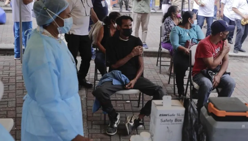 Ciudadanos guatemaltecos esperan turno para ser vacunados contra Covid-19.