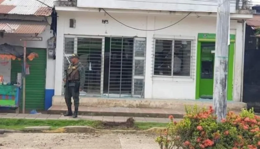 La granada detonó en la puerta del Banco Agrario de Guaranda.