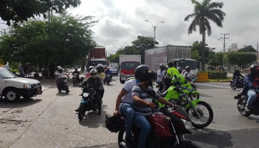 Mototaxistas auxilian a usuarios por bloqueo de conductores de buses a la vía Circunvalar.
