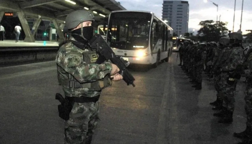 El Ejército Nacional acompañando el servicio público de transporte en Barranquilla.