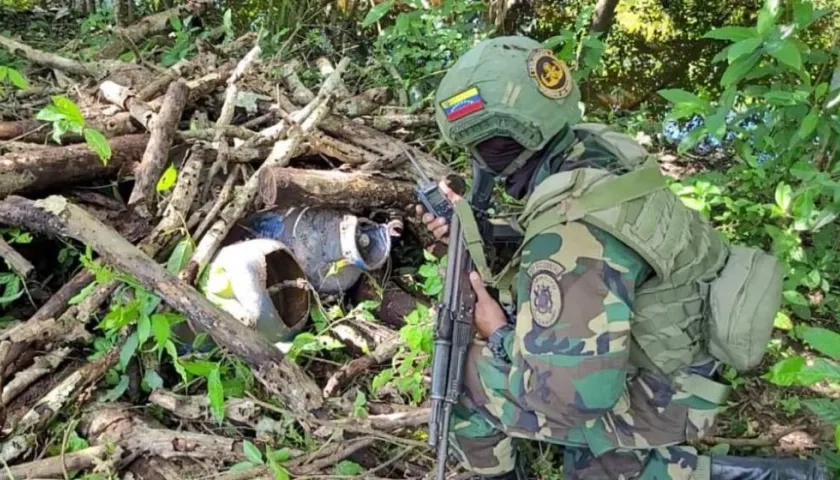 Un militar venezolano revisa material explosivo hallado en el Estado Apure.